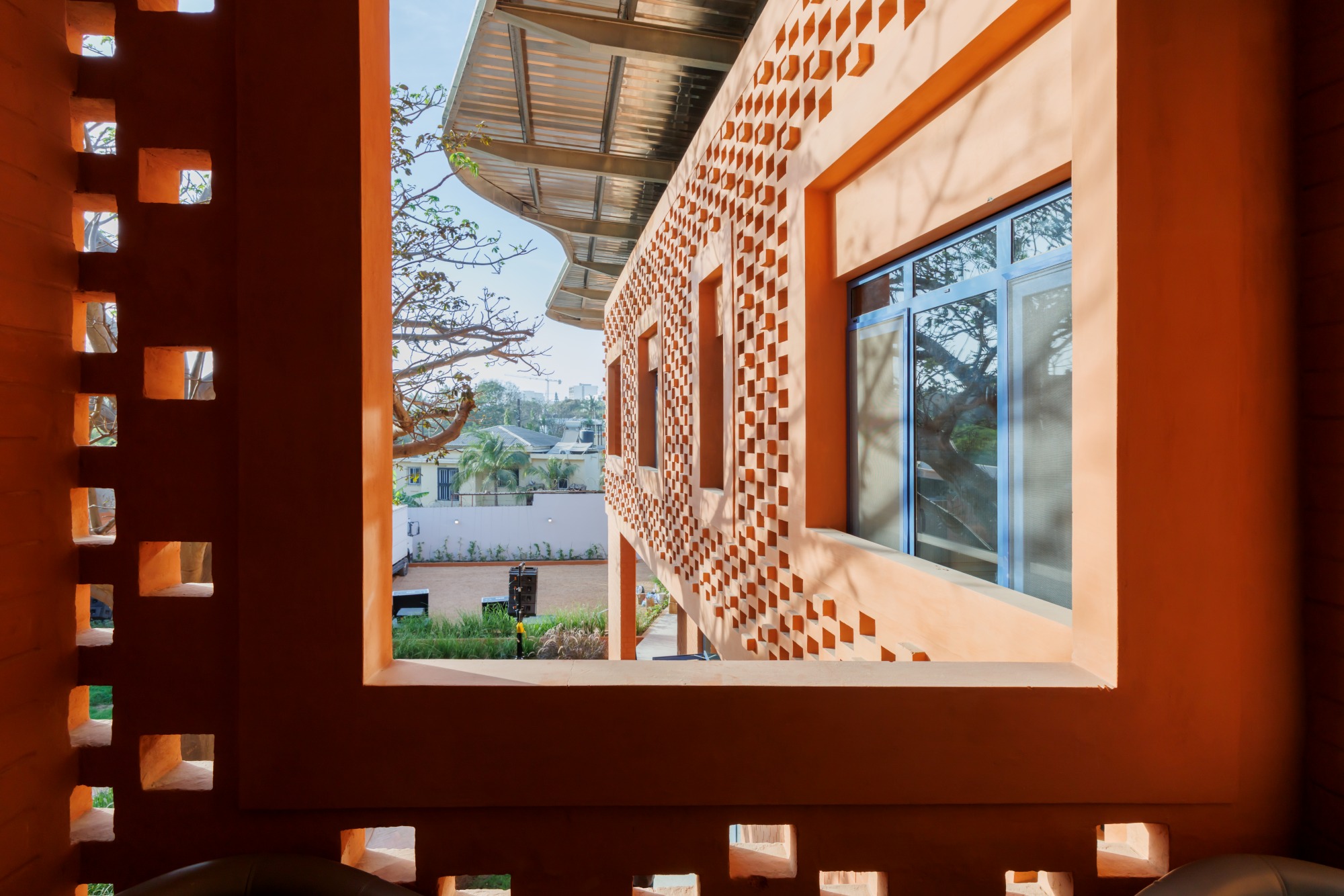 Kéré Architecture’s Goethe-Institut Dakar is a Resilient Structure Made from Earth