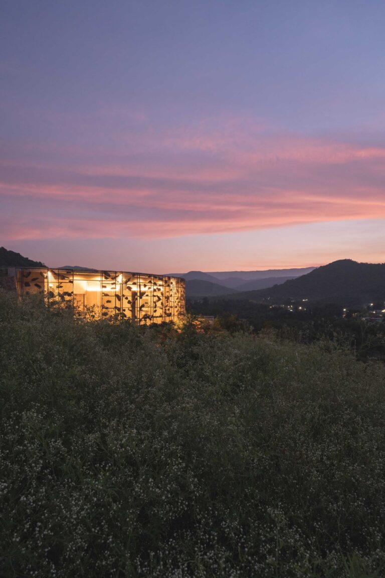 Earthscape Studio Harmonises Architecture with Nature