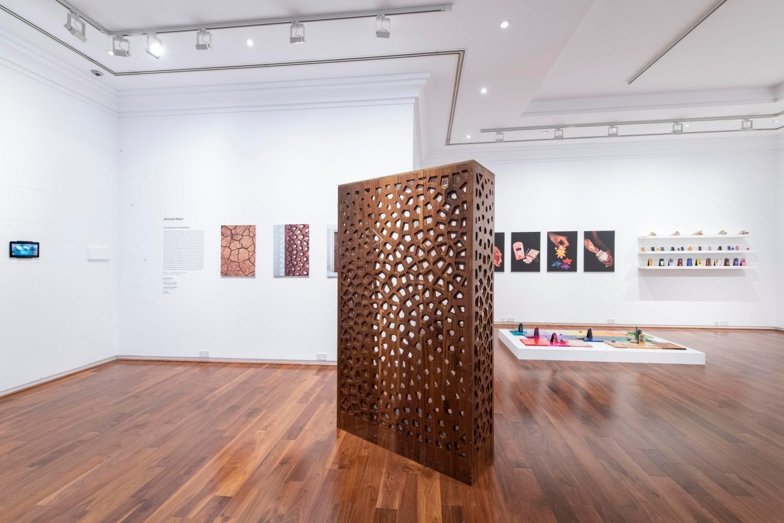 A Contemporary Mashrabiya that Follows the Structure of Sand